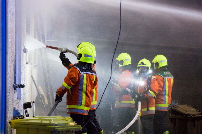 Brand in Autowerkstatt / Autohandel, In den Badwiesen, Oppenweiler, 14.04.2021