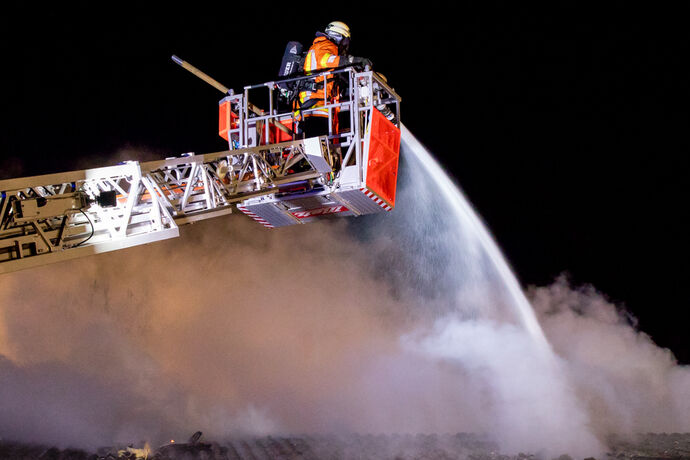Brand in Autowerkstatt / Autohandel, In den Badwiesen, Oppenweiler, 14.04.2021