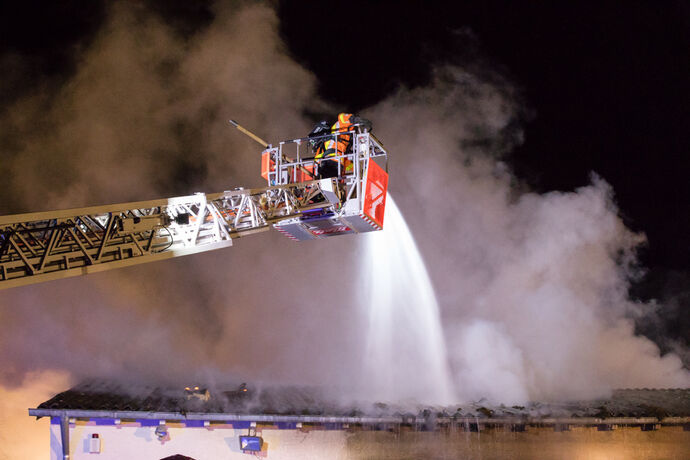 Brand in Autowerkstatt / Autohandel, In den Badwiesen, Oppenweiler, 14.04.2021