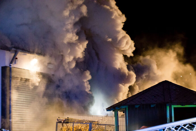 Brand in Autowerkstatt / Autohandel, In den Badwiesen, Oppenweiler, 14.04.2021