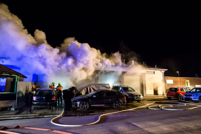 Brand in Autowerkstatt / Autohandel, In den Badwiesen, Oppenweiler, 14.04.2021