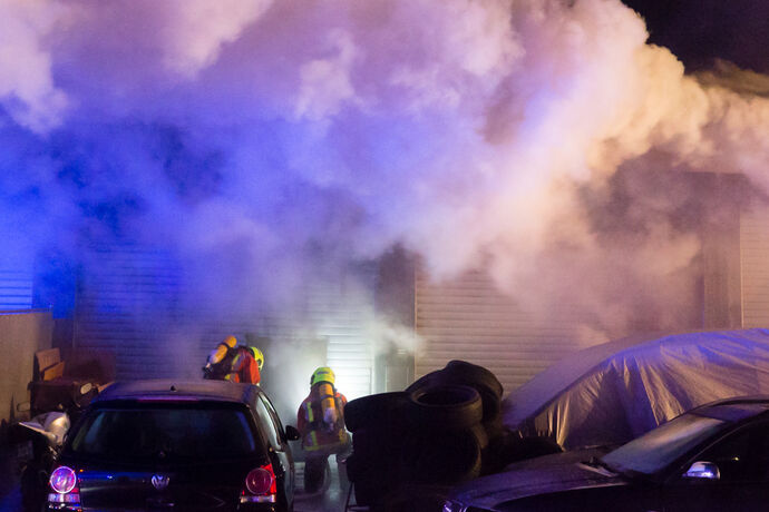 Brand in Autowerkstatt / Autohandel, In den Badwiesen, Oppenweiler, 14.04.2021