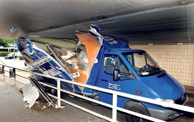 Unfall 24.07.2002 LKW steckt unter Bahnbruecke Beutelsbach fest
