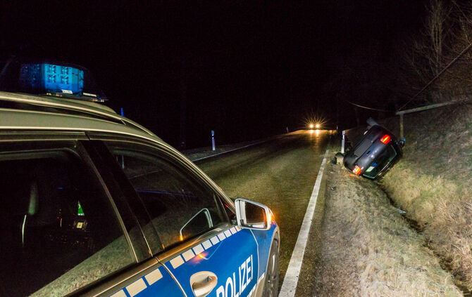 Glatteis - Auto auf Dach gelegt - Bild 01_1