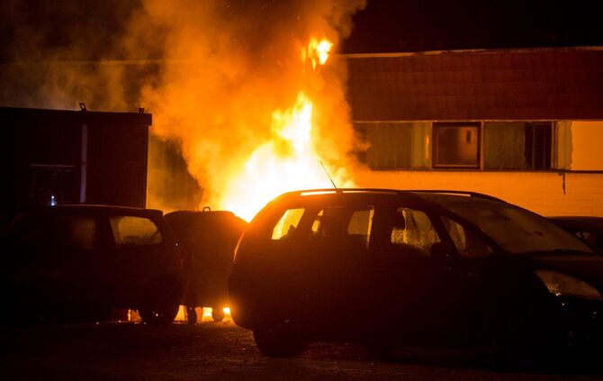 Feuerteufel in Beinstein unterwegs? Auto brennt auf Hof eines AutohÃ¤ndlers - Gleicher Ort an dem GroÃbrand vor wenigen Wochen war_0