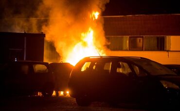 Feuerteufel in Beinstein unterwegs? Auto brennt auf Hof eines AutohÃ¤ndlers - Gleicher Ort an dem GroÃbrand vor wenigen Wochen war_0