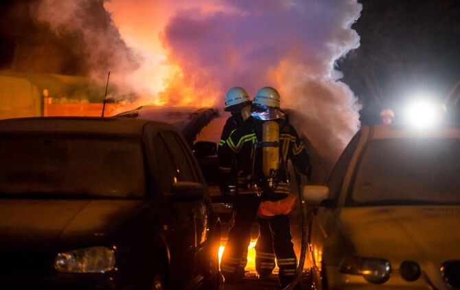 Feuerteufel in Beinstein unterwegs? Auto brennt auf Hof eines AutohÃ¤ndlers - Gleicher Ort an dem GroÃbrand vor wenigen Wochen war_2