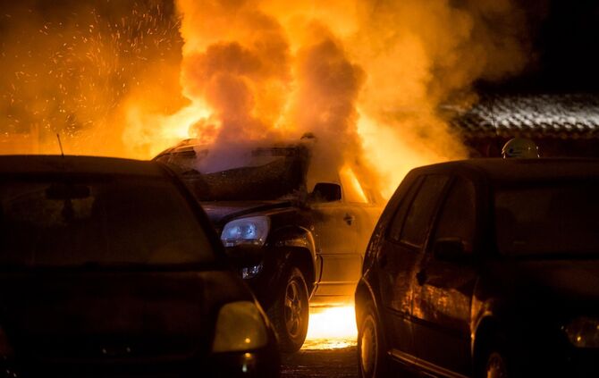 Feuerteufel in Beinstein unterwegs? Auto brennt auf Hof eines AutohÃ¤ndlers - Gleicher Ort an dem GroÃbrand vor wenigen Wochen war_3