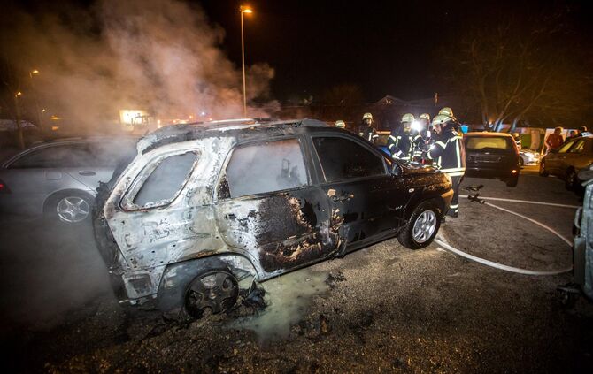 Feuerteufel in Beinstein unterwegs? Auto brennt auf Hof eines AutohÃ¤ndlers - Gleicher Ort an dem GroÃbrand vor wenigen Wochen war_4
