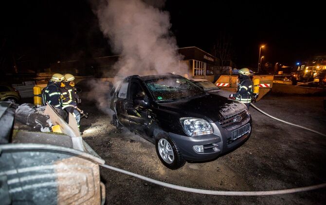 Feuerteufel in Beinstein unterwegs? Auto brennt auf Hof eines AutohÃ¤ndlers - Gleicher Ort an dem GroÃbrand vor wenigen Wochen war_5