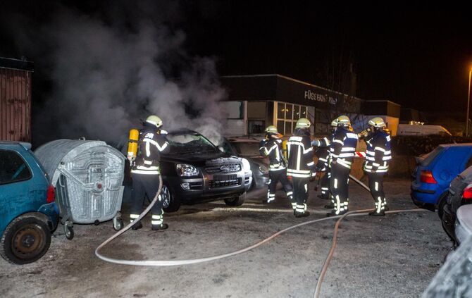 Feuerteufel in Beinstein unterwegs? Auto brennt auf Hof eines AutohÃ¤ndlers - Gleicher Ort an dem GroÃbrand vor wenigen Wochen war_6