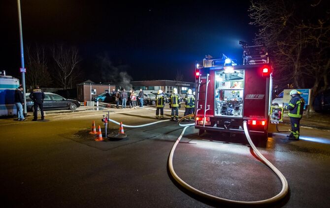 Feuerteufel in Beinstein unterwegs? Auto brennt auf Hof eines AutohÃ¤ndlers - Gleicher Ort an dem GroÃbrand vor wenigen Wochen war_7