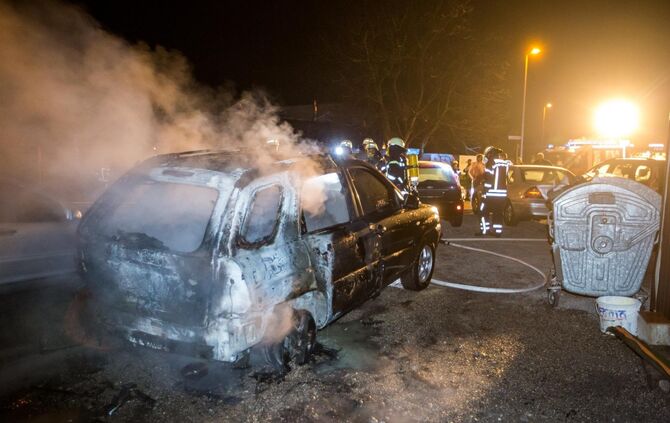 Feuerteufel in Beinstein unterwegs? Auto brennt auf Hof eines AutohÃ¤ndlers - Gleicher Ort an dem GroÃbrand vor wenigen Wochen war_8