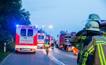 Autofahrer im Fahrzeug verbrannt, 80 Meter in den Wald hinab, Rudersberg, Rems-Murr-Kreis, Ba.-Wue., 23.08.2017.