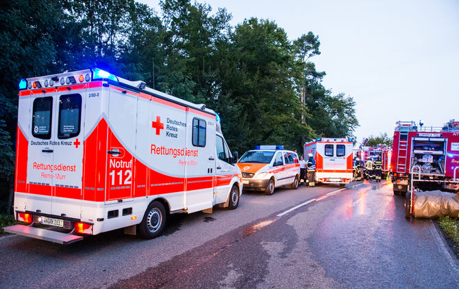 Autofahrer im Fahrzeug verbrannt, 80 Meter in den Wald hinab, Rudersberg, Rems-Murr-Kreis, Ba.-Wue., 23.08.2017.