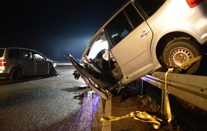 Trotz Gegenverkehr überholt - zwei Schwerverletzte bei Unfall auf B39 - Auch ein Hund wurde verletzt