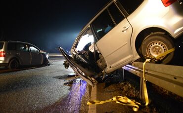 Trotz Gegenverkehr überholt - zwei Schwerverletzte bei Unfall auf B39 - Auch ein Hund wurde verletzt