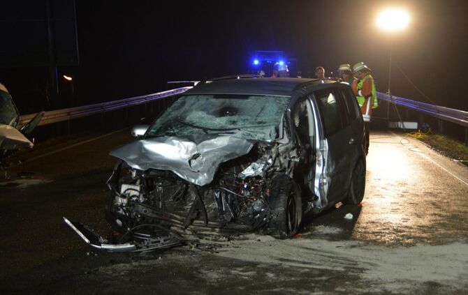 Trotz Gegenverkehr überholt - zwei Schwerverletzte bei Unfall auf B39 - Auch ein Hund wurde verletzt