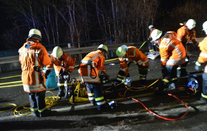 Schwerer Frontalcrash auf der B29 Höhe Böbingen - B29 komplett gesperrt - Auch ein Hund wurde verletzt