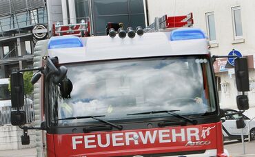Feuerwehrauto bei der Anfahrt zu einer Uebung