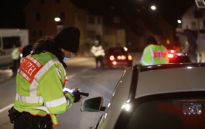 Ausgangssperre Polizeikontrolle Kontrolle Polizei Symbolfoto