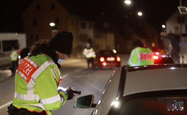Ausgangssperre Polizeikontrolle Kontrolle Polizei Symbolfoto