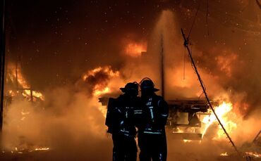 Lagerhalle Stuttgart Brand Flughafen Plieningen Flugfeldlöschfahrzeug Feuerwehr_0