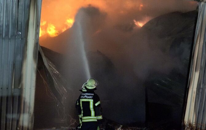 Lagerhalle Stuttgart Brand Flughafen Plieningen Flugfeldlöschfahrzeug Feuerwehr_1