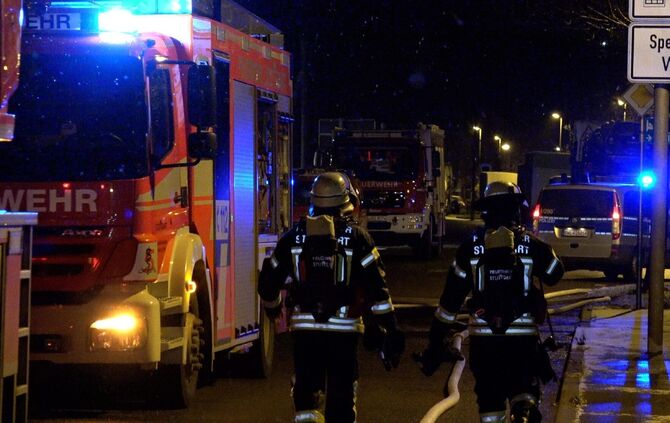 Lagerhalle Stuttgart Brand Flughafen Plieningen Flugfeldlöschfahrzeug Feuerwehr_2