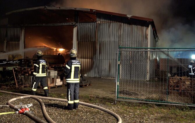 Lagerhalle Stuttgart Brand Flughafen Plieningen Flugfeldlöschfahrzeug Feuerwehr_3