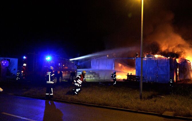 Lagerhalle Stuttgart Brand Flughafen Plieningen Flugfeldlöschfahrzeug Feuerwehr_5