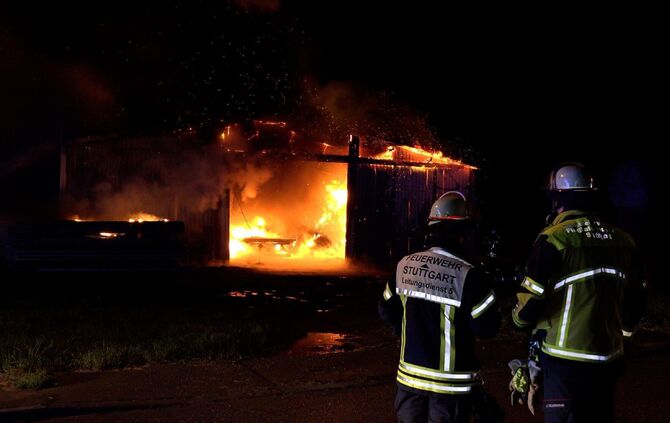 Lagerhalle Stuttgart Brand Flughafen Plieningen Flugfeldlöschfahrzeug Feuerwehr_6