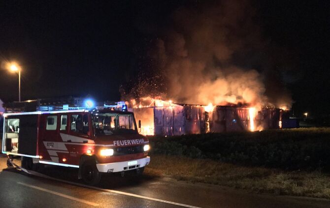 Lagerhalle Stuttgart Brand Flughafen Plieningen Flugfeldlöschfahrzeug Feuerwehr_7