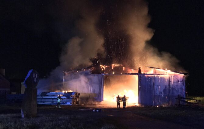 Lagerhalle Stuttgart Brand Flughafen Plieningen Flugfeldlöschfahrzeug Feuerwehr_8