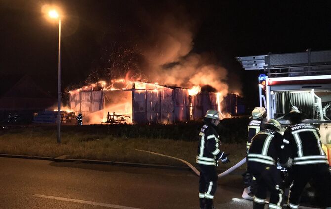 Lagerhalle Stuttgart Brand Flughafen Plieningen Flugfeldlöschfahrzeug Feuerwehr_9