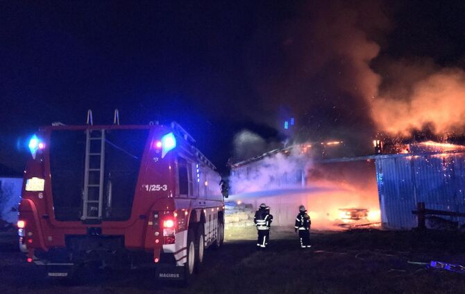 Lagerhalle Stuttgart Brand Flughafen Plieningen Flugfeldlöschfahrzeug Feuerwehr_10