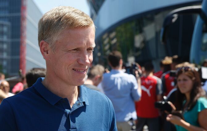 VfB Stuttgart hat einen neuen Manschaftsbus erhalten Mercedes-Benz Museum_0