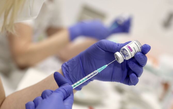 Feature Symbolbild   Impfstoff Astrazeneca   spritze  impfen Impfdose