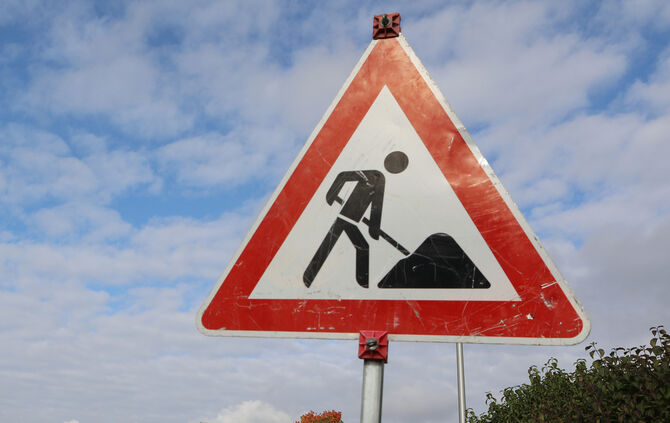 Baustelle Baustellenschild Straßensperrung Straßenbau symbol symbolbild symbolfoto