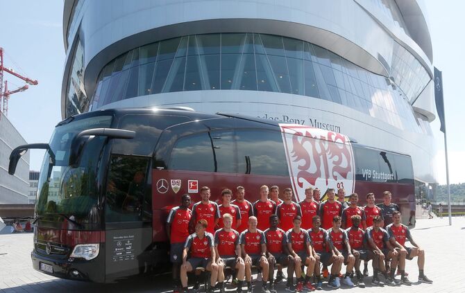 VfB Stuttgart hat einen neuen Manschaftsbus erhalten Mercedes-Benz Museum_0