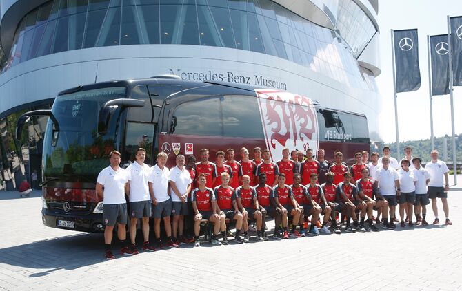 VfB Stuttgart hat einen neuen Manschaftsbus erhalten Mercedes-Benz Museum_1