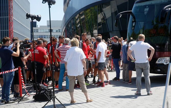 VfB Stuttgart hat einen neuen Manschaftsbus erhalten Mercedes-Benz Museum_2