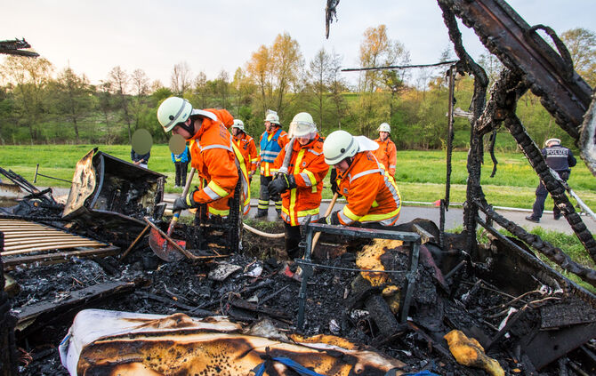 Wohnwagen ging während der Fahrt in Flammen auf - Bild 10_1