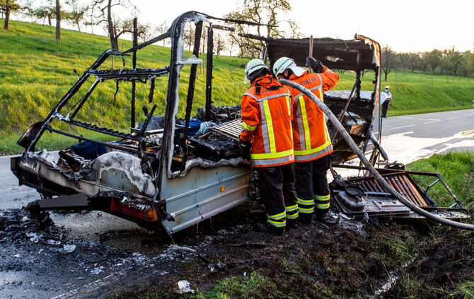 Wohnwagen ging während der Fahrt in Flammen auf - Bild 09_2