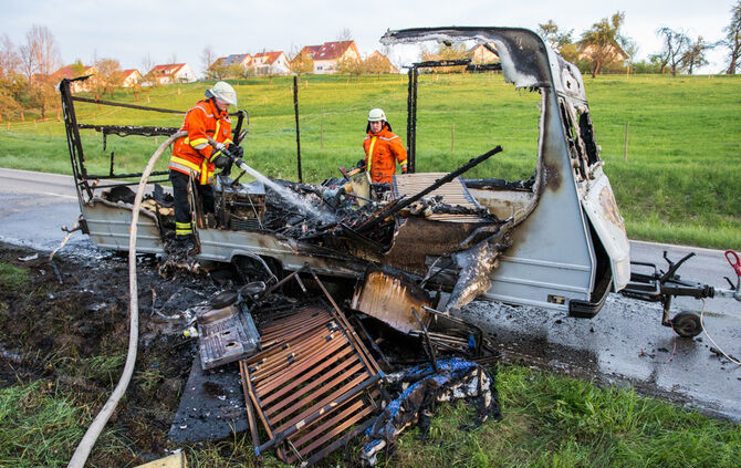 Wohnwagen ging während der Fahrt in Flammen auf - Bild 08_3