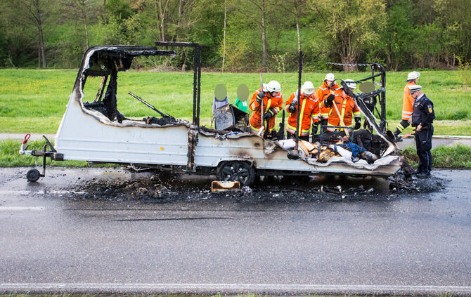 Wohnwagen ging während der Fahrt in Flammen auf - Bild 06_5