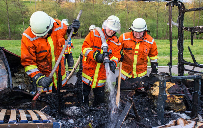 Wohnwagen ging während der Fahrt in Flammen auf - Bild 05_6