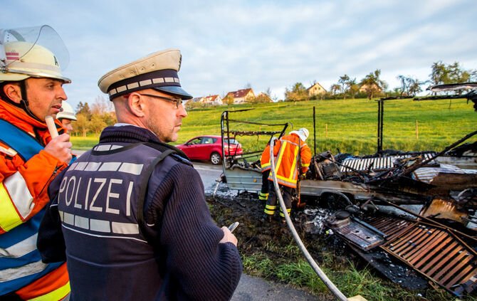Wohnwagen ging während der Fahrt in Flammen auf - Bild 03_8