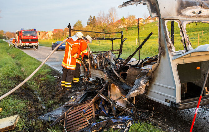 Wohnwagen ging während der Fahrt in Flammen auf - Bild 02_9