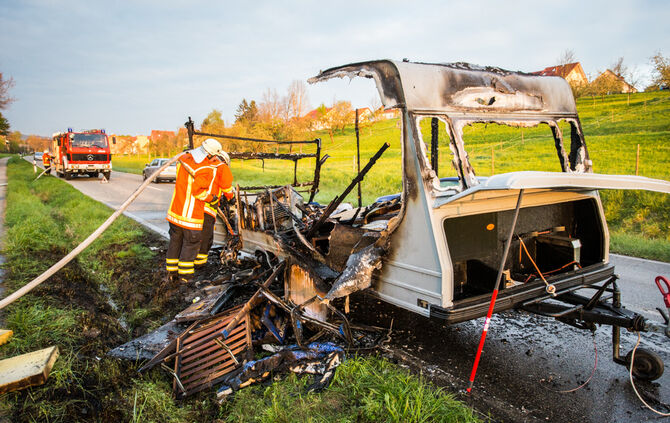 Wohnwagen ging während der Fahrt in Flammen auf - Bild 01_10